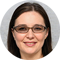 Frau mit Brille und braunem Hemd