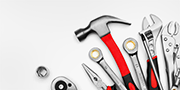 Outils sur surface blanche